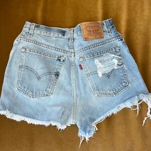 LEVI’S 550 Distressed cut off shorts!